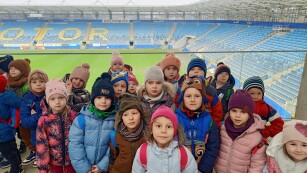 Grupa dzieci na tarasie widokowym Areny Lublin