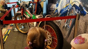 Dzieci oglądają eksponaty w muzeum sportu Areny Lublin.