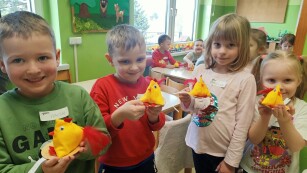 Dzieci prezentują wykonane przez siebie kurczaki