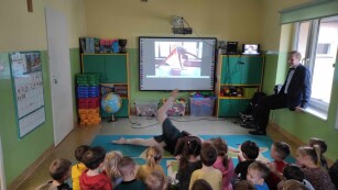 Dzieci oglądają taniec współczesny prezentowany przez baletnicę