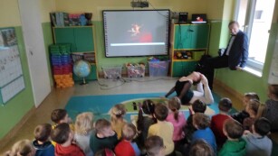 Dzieci oglądają figury z tańca współczesnego prezentowanego przez baletnicę