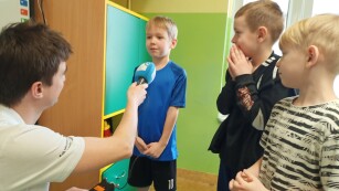 Józef Kufel przeprowadza wywiad z przedszkolakami