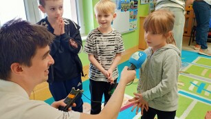 Józef Kufel przeprowadza wywiad z przedszkolakami