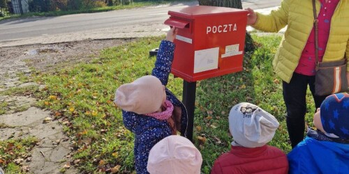 dzieci wrzucają list do skrzynki pocztowej