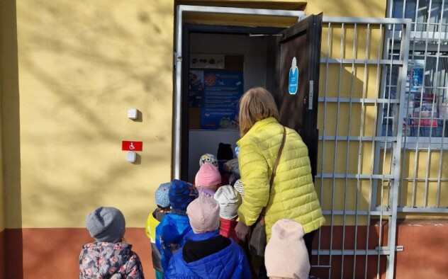 dzieci wchodzą do budynku poczty