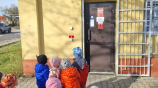 dzieci wchodzą na pocztę
