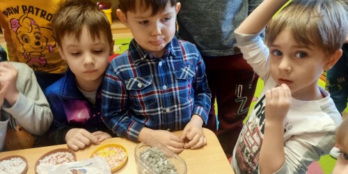 Dzieci oglądają i dotykają różne rodzaje kryształków soli
