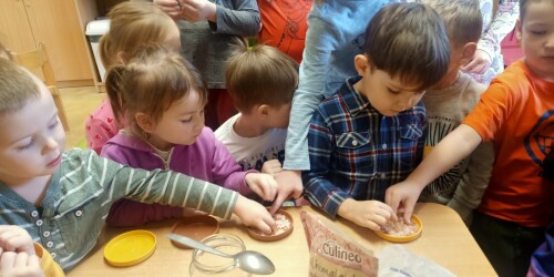 Dzieci oglądają i dotykają różne rodzaje kryształków soli