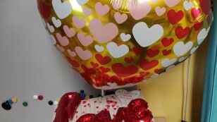 Prezent i balon w kształcie serca