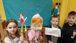 Dzieci prezentują wykonane przez siebie kukiełki do przedstawienia 