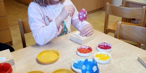 Dzieci malują styropianowe jajka kolorową farbą