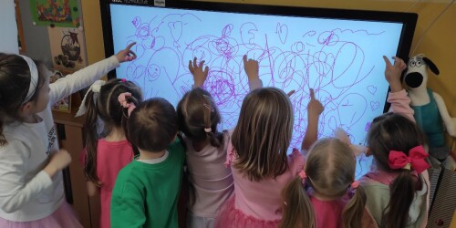 Dzieci rysują na tablicy multimedialnej obrazek dla Barbie