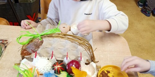 Dzieci sieją rzeżuchę w skorupkach po jajkach
